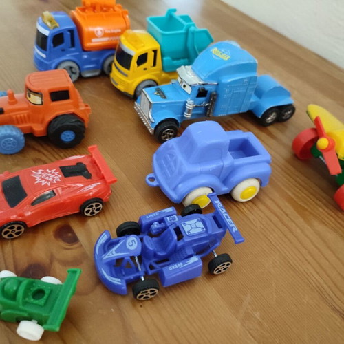 Set of 9 children's plastic vehicles and toys like new