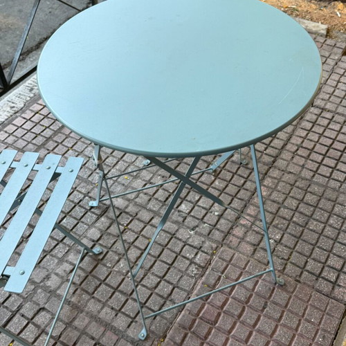 Metal garden set like new with 2 tables and 6 chairs