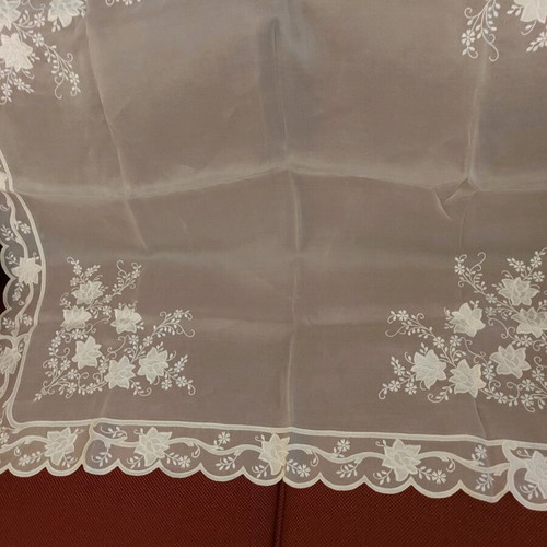 Table linens like new, large and small, set of 2 pieces