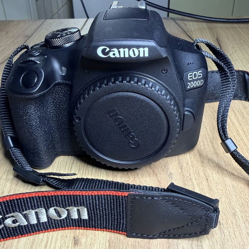Canon EOS 2000D DSLR φωτογραφική μηχανή σαν καινούργιο με φακό EF-S 18-55mm IS II και αξεσουάρ