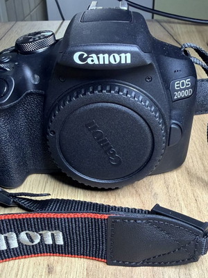 Canon EOS 2000D DSLR φωτογραφική μηχανή σαν καινούργιο με φακό EF-S 18-55mm IS II και αξεσουάρ