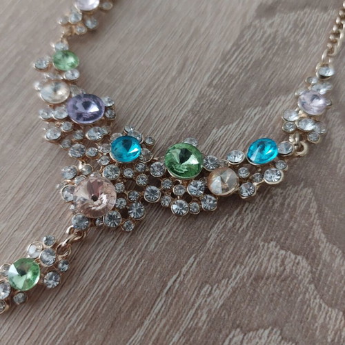 Women's Necklace with Pearls like new, gold tone