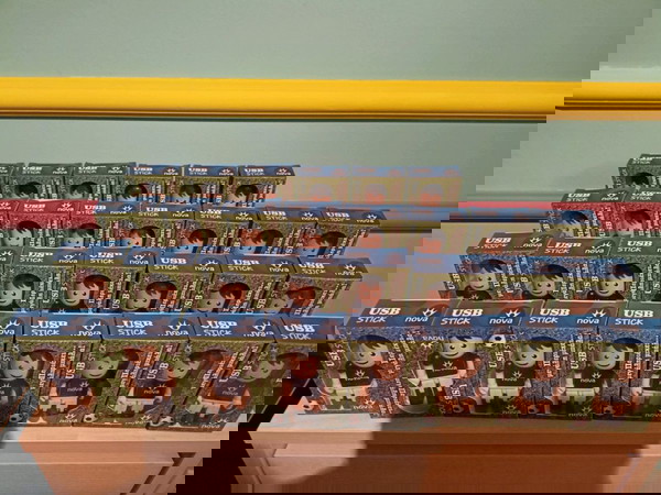 30 Συλλεκτικά USB sticks 4GB της NOVA