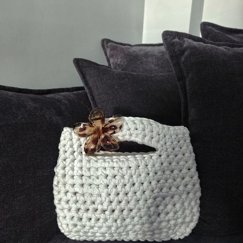 Knitted white bag like new