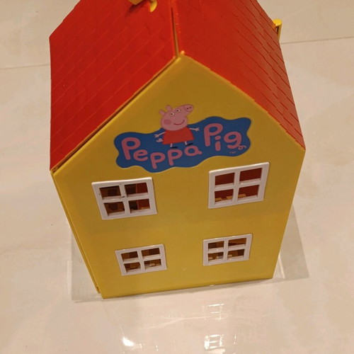 Το σπίτι της Peppa Pig, η φάρμα, το σχολείο και πολλές φιγούρες μεταχειρισμένα