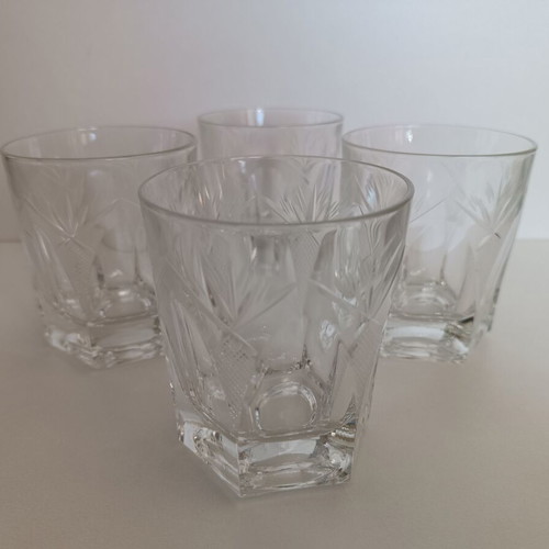 Set of 4 whiskey glasses like new, 9 cm height