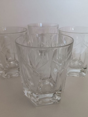 Set of 4 whiskey glasses like new, 9 cm height