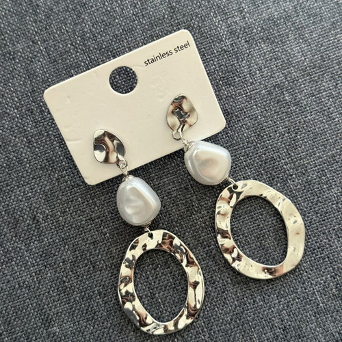 Stainless steel earrings new with pearls