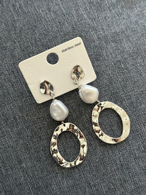 Stainless steel earrings new with pearls