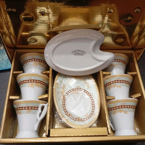 Coffee set new with gold details, 6 cups and 6 saucers