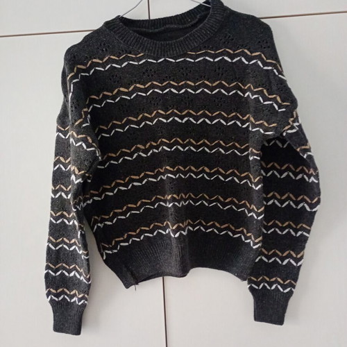 Knitted sweater size medium like new, multicolor