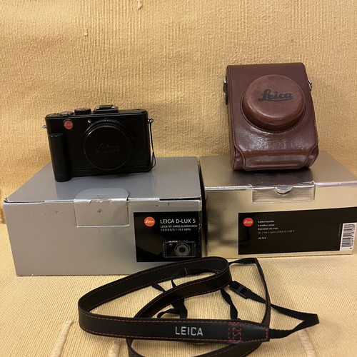 Leica D Lux 5 compact camera with original case and grip