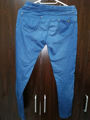 Υφασμάτινο παντελόνι Stradivarius με εφέ τζιν μεταχειρισμένο χωρίς κουμπιά