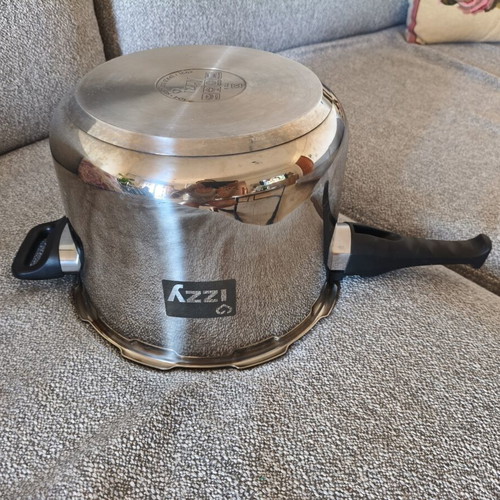 Izzy Family 8L Pressure Cooker like new