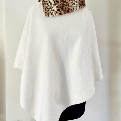 White cape with fur animal print collar like new, one size