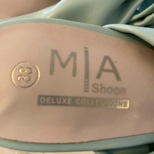 Mia pistachio sandal like new with knot and gold heel size 38