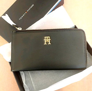 TOMMY HILFIGER γυναικείο πορτοφόλι μαύρο στο κουτί του