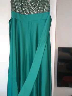 Evening dress emerald 2XL like new with sequin chest detail