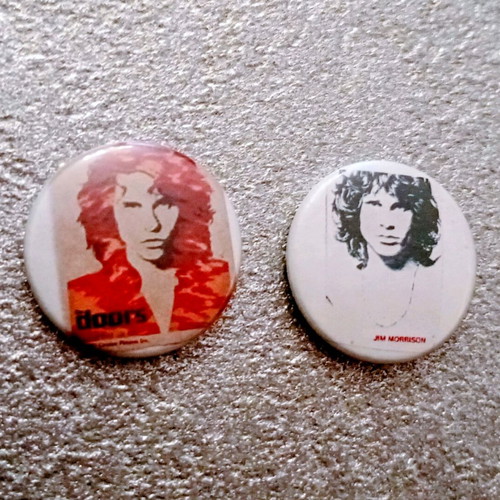 90's pins like new, set of 21 pieces