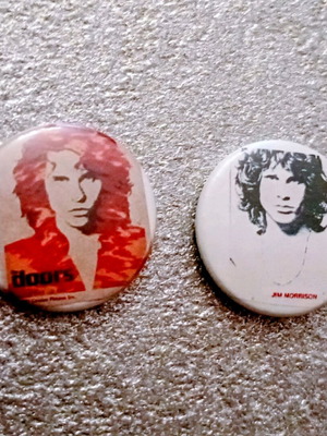 90's pins like new, set of 21 pieces