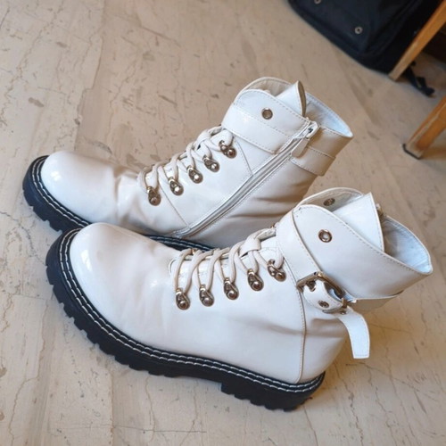 White ankle boots used, size 39, patent leather with zipper repair