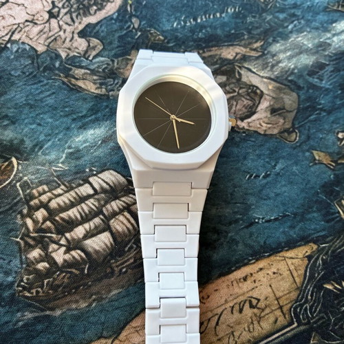 Unisex quartz watch new, modern, white