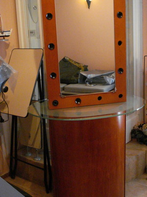 Έπιπλο αισθητικής σαν καινούργιο με καθρέφτες, κρυστάλινο τραπεζάκι και λάμπες