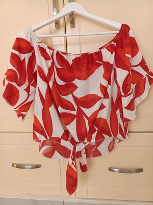 Women’s crop top like new, off-shoulder with red leaf pattern, size XL
