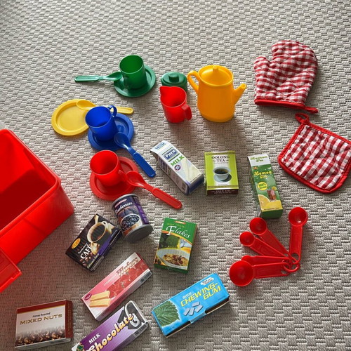 Children's play tea set like new