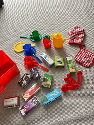 Children's play tea set like new