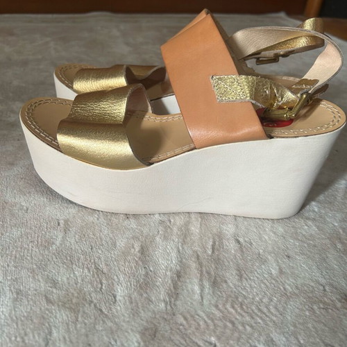 Exe platforms like new, beige and gold
