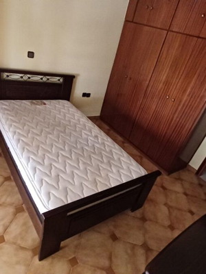 Ημίδιπλο κρεβάτι με έπιπλο τουαλέτα και καθρέφτη μεταχειρισμένο