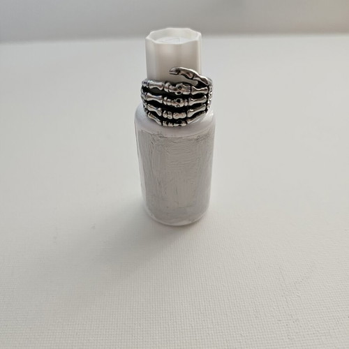 Skeleton Hand Ring like new, silver tone by Άπεφθον