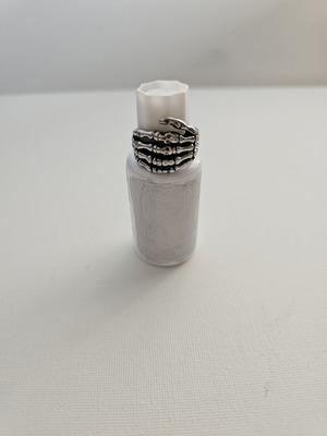 Skeleton Hand Ring like new, silver tone by Άπεφθον