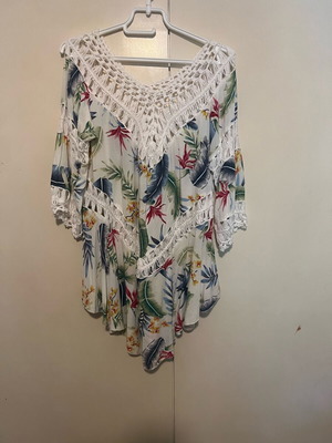 Summer blouse like new, white and multicolor, one size