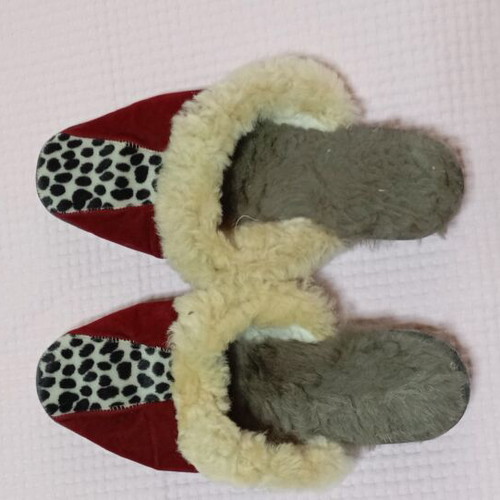 Fur slippers size 40 like new, red from Kastoria