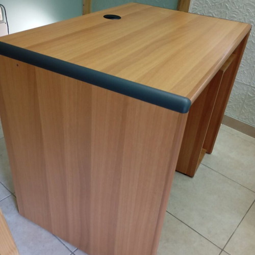 Computer desk like new, sturdy with cable management