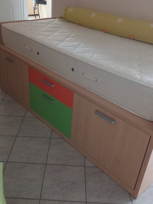 Children's Platform Bed like new, space-saving with storage