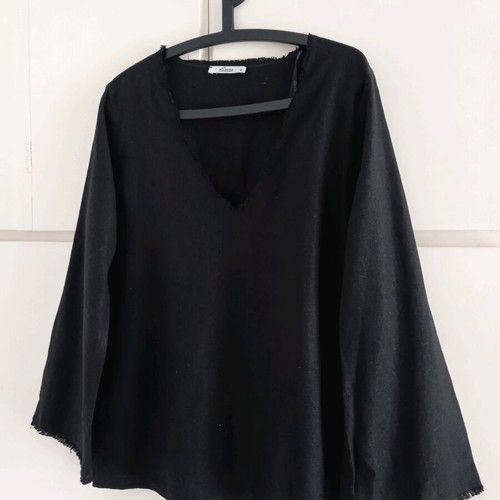 Devotion Linen v neck blouse like new, size M, black