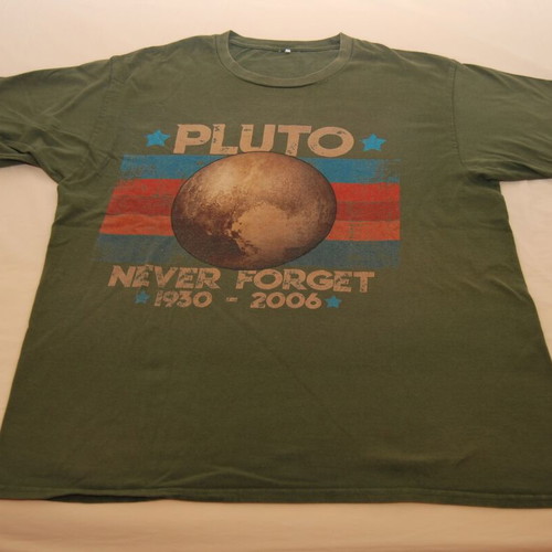 T-shirt Pluto Never Forget size L used