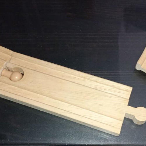 wooden train set by the British company BIGJIGS, 25 pieces including tracks-tunnel-bridge