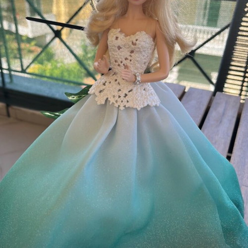 Christmas Barbie doll like new, missing one shoe