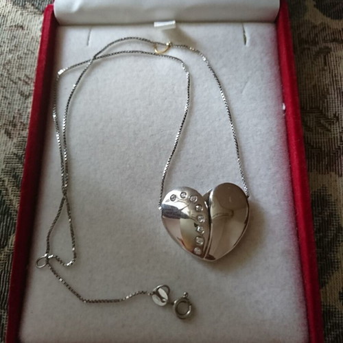 Silver heart-shaped pendant like new