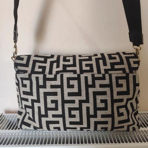 Ari Giorgio crossbody bag with meander pattern, black and beige