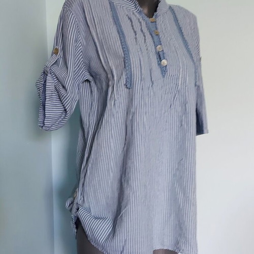 Italian linen tunic with cotton lace and abalone buttons