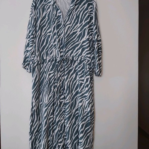 Hema semizie dress like new, size L, green-white zebra print
