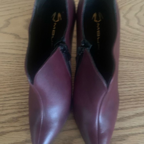 Mourzi leather burgundy ankle boots new with high heel