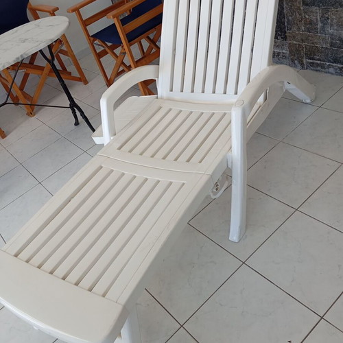 Plastic sun lounger like new