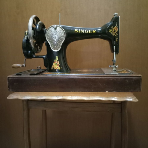 Singer 128K sewing machine used with La Vencedora pattern, 1933