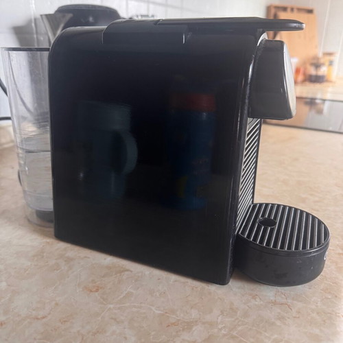 De'Longhi Essenza Mini Coffee Maker for Nespresso Capsules 19bar with Milk Frother Black like new